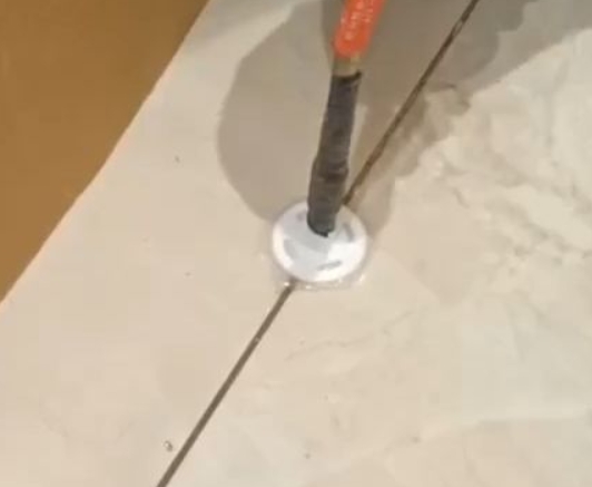 南平瓷砖空鼓维修公司专业解答瓷砖在铺贴过程中，如果没有涂抹均匀到位的粘结材料（如水泥砂浆或瓷砖胶），可能会导致以下问题